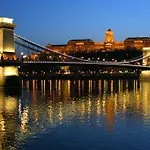 Emily Self Check In Wifi Netflix Free Coffee Near The Andrassy Street For Long Therm