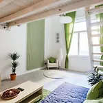 Emily Self Check In Wifi Netflix Free Coffee Near The Andrassy Street For Long Therm *