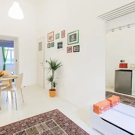 Emily Self Check In Wifi Netflix Free Coffee Near The Andrassy Street For Long Therm *