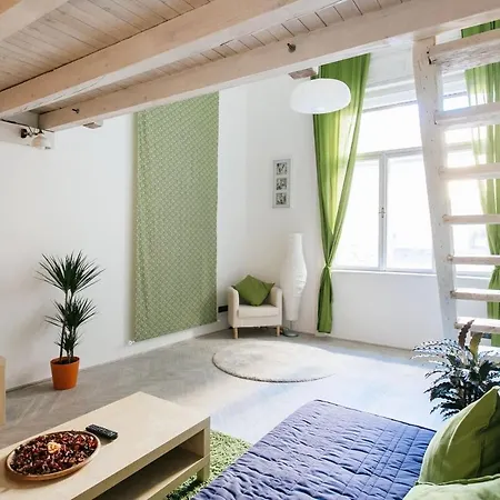 Emily Self Check In Wifi Netflix Free Coffee Near The Andrassy Street For Long Therm *